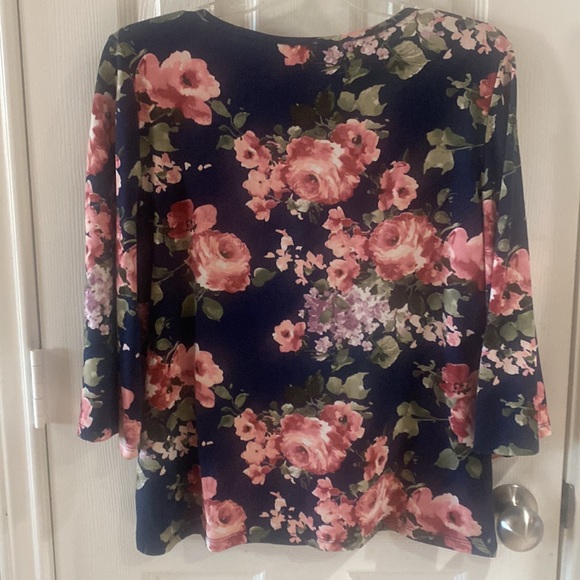 French gray criss cross top front floral blouse.Beautiful//lightweight.No Flaws. - Picture 7 of 8